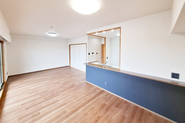 ディーレスティア堺・光明池の居間・リビング|キッチンカウンター下にアクセントクロスを施しました。