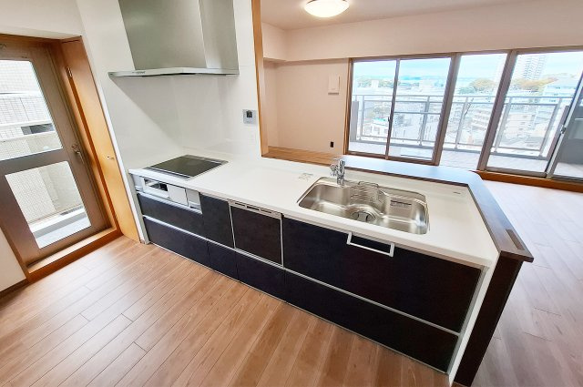 ディーレスティア堺・光明池のキッチン|キッチン：食洗機付きシステムキッチンを新調。火を使わず安全で、お手入れしやすいIHコンロです。