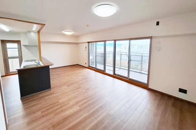 ディーレスティア堺・光明池の居間・リビング|LDK：南西・南東向きに面した明るく開放的なLDKです。