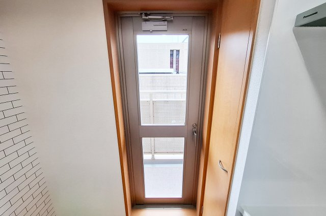 ディーレスティア堺・光明池のキッチン|キッチン：バルコニーへ出られる勝手口付き。換気やゴミ出しに便利です。