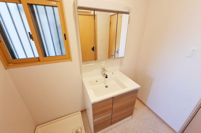 堺市南区御池台４丁の独立洗面台|洗面室：壁・天井クロスと床のクッションフロアを貼替え済み。