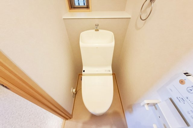 堺市南区御池台４丁のトイレ|1階トイレ：壁・天井クロスを貼替え済み。