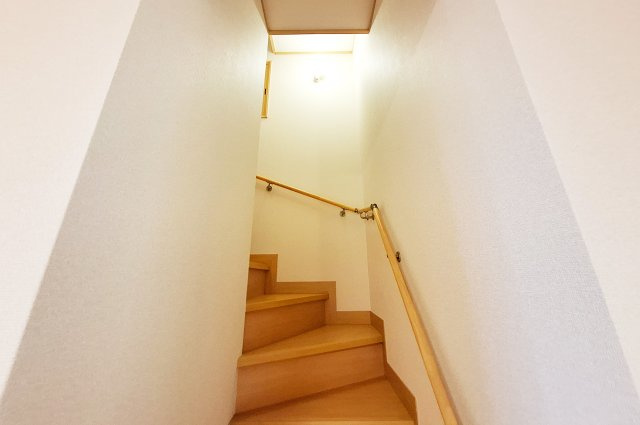 堺市南区御池台４丁の内装|階段：手すり付きで上り下りしやすい設計です。