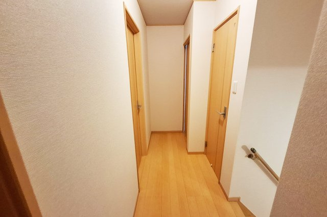 堺市南区御池台４丁の内装|2階廊下：壁・天井クロスを貼替え済み。