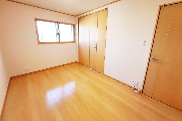 堺市南区御池台４丁の寝室|洋室1約6.75帖：壁・天井クロスを貼替え済み。