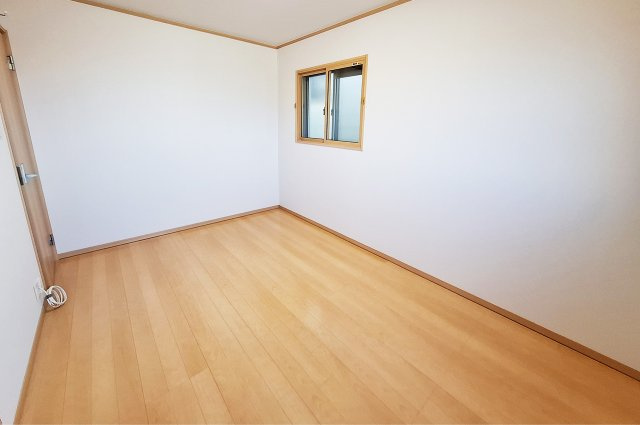 堺市南区御池台４丁の寝室|洋室1約6.75帖：二面採光で明るい室内。