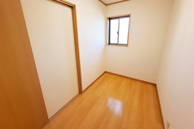 堺市南区御池台４丁の収納|納戸：窓付きで換気がしやすい広々納戸。