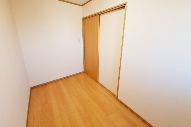 堺市南区御池台４丁の収納|納戸：季節小物や洋服などを収納できる十分なスペースです。