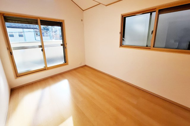 堺市南区御池台４丁の洋室|洋室2約6帖：南向きバルコニーに面した明るい室内。