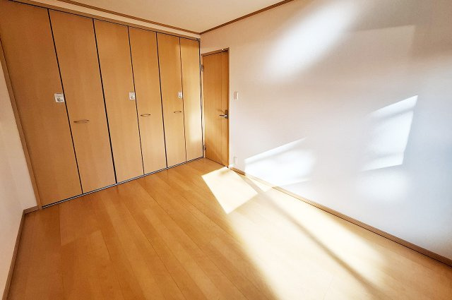 堺市南区御池台４丁の洋室|洋室2約6帖：壁・天井クロスを貼替え済み。