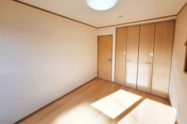 堺市南区御池台４丁の子供部屋|洋室3約6帖：壁・天井クロスを貼替え済み。