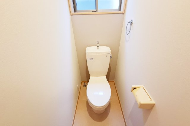 堺市南区御池台４丁のトイレ|2階トイレ：壁・天井クロスを貼替え済み。