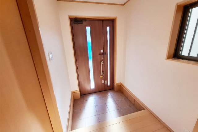 堺市南区御池台４丁の玄関|玄関：壁・天井クロスを貼替え済み。