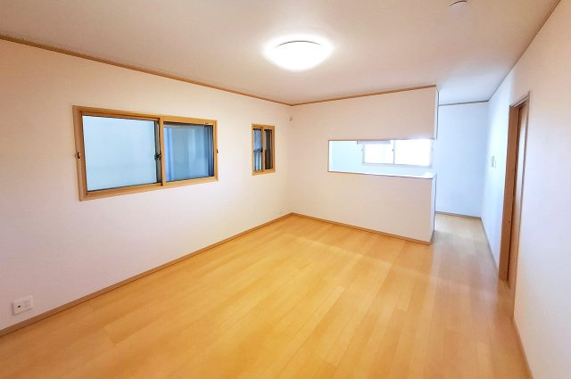 堺市南区御池台４丁の居間・リビング|LDK 約15帖：壁・天井クロスを貼替え済み。