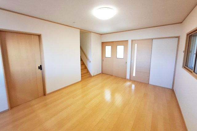 堺市南区御池台４丁の居間・リビング|LDK 約15帖：家族間コミュニケーションが生まれやすいリビング階段。