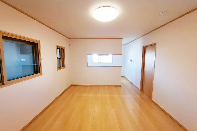 堺市南区御池台４丁の居間・リビング|LDK 約15帖：家族の様子を見ながら料理ができる対面キッチン。