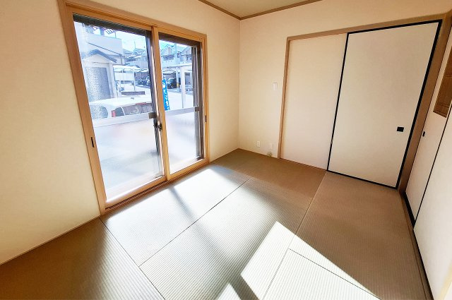 堺市南区御池台４丁の和室|和室：壁・天井クロスを貼替え済み。和室：押入収納付き。