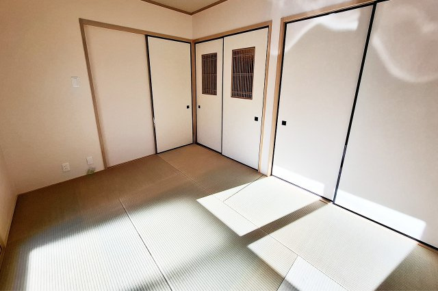 堺市南区御池台４丁の和室|和室：玄関からもリビングからも出入りできる便利な動線。