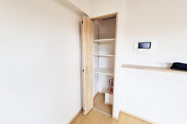 エスリード藤井寺の玄関|リビング物入