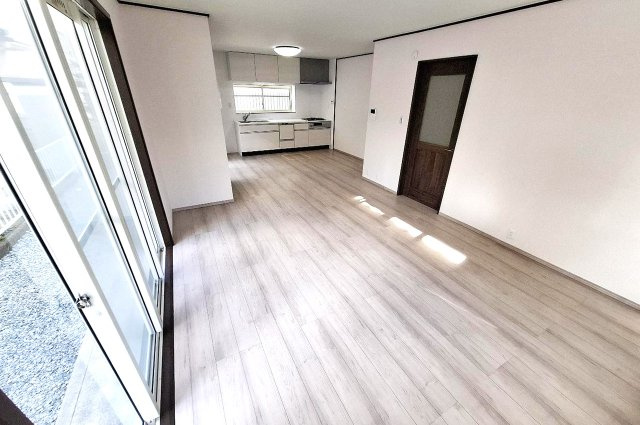 大阪狭山市大野台６丁目の居間・リビング|広々お庭付きのゆったり4LDKを全面リフォーム済み。きれいになった室内を現地にてご確認ください。