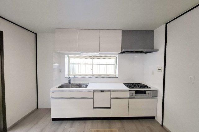 大阪狭山市大野台６丁目のキッチン|キッチン：出窓付きの明るいキッチン