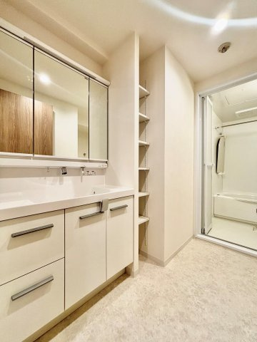 グランドメゾン小阪の洗面所|広い洗面スペース