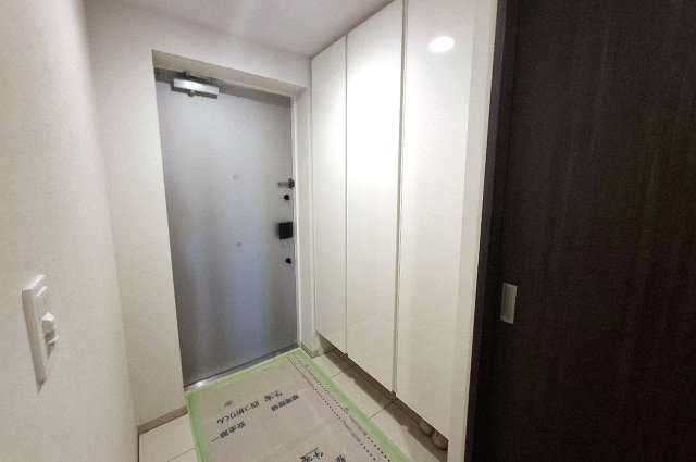 サンメゾン堺浅香駅前の玄関|玄関には大容量の下駄箱が備え付けられており、散らかりがちな空間もスマートに保てます。