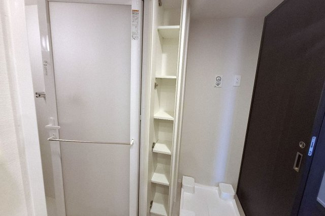 サンメゾン堺浅香駅前の独立洗面台|洗面室のスリムな収納棚。タオルや洗剤のストックなどに便利です。