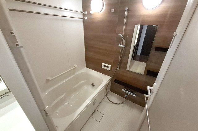 サンメゾン堺浅香駅前の浴室|あたたかみのある木目調パネルのバスルーム。快適なバスタイムを実現する浴室乾燥機付きです。