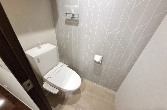 サンメゾン堺浅香駅前のトイレ|北欧風のアクセントクロスが印象的な、清潔感のあるトイレスペース。