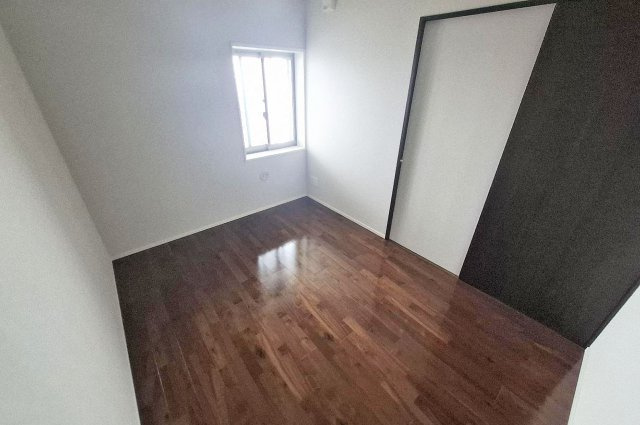 サンメゾン堺浅香駅前の洋室|約6帖の洋室（1）。主寝室にぴったりのゆったりとしたお部屋です。