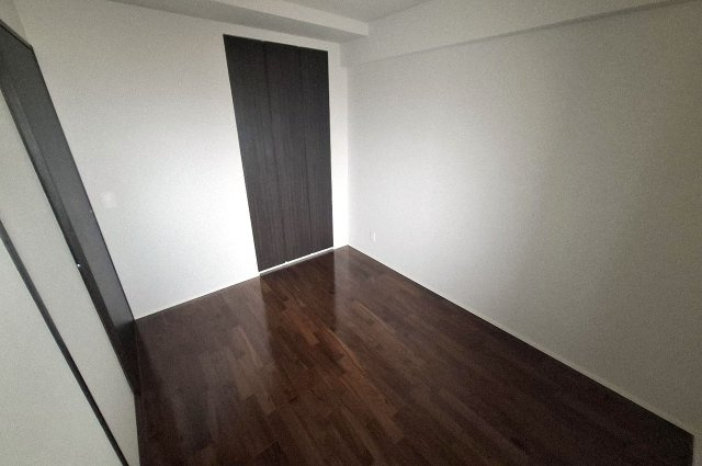 サンメゾン堺浅香駅前の洋室|洋室（1）の重厚感あるダークブラウンの床と建具が、上質な雰囲気を演出します。