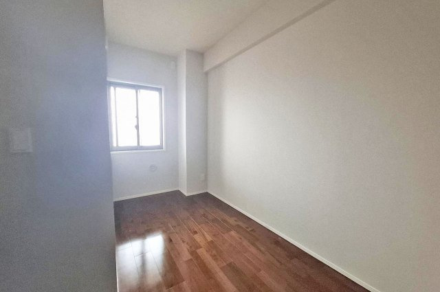 サンメゾン堺浅香駅前の洋室|約5帖の洋室（2）は、生活スタイルに合わせて子ども部屋や趣味部屋にもアレンジしやすいお部屋です。