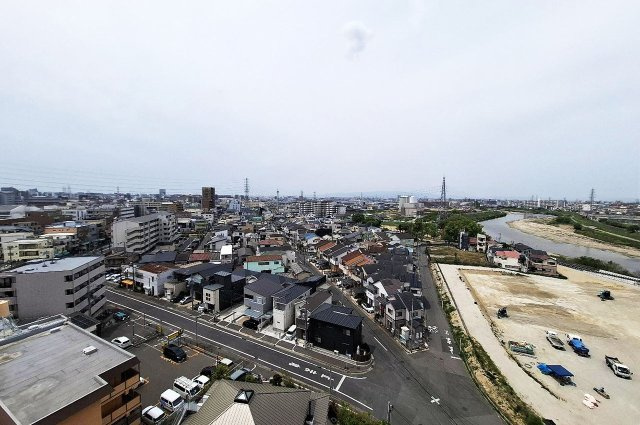 サンメゾン堺浅香駅前の展望|11階部分のバルコニーからの眺望。街並みと空を一望できる開放感あふれる景色です。