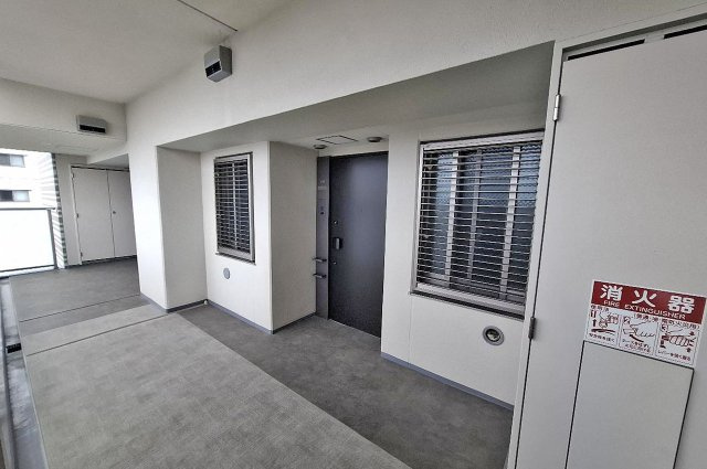 サンメゾン堺浅香駅前の玄関|ゆとりあるアルコーブ付きの玄関。プライバシー性が高く落ち着いた住空間を確保します。