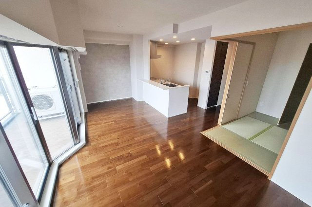 サンメゾン堺浅香駅前の居間・リビング|LDKに和室が隣接した、開放感のある間取り。家族団らんやキッズスペースなど多用途に使えます。