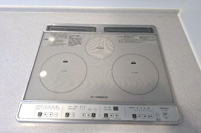 サンメゾン堺浅香駅前のキッチン|火を使わず安全で、お手入れ簡単なIHヒーター。毎日のお掃除がラクラクで見た目もスッキリ。