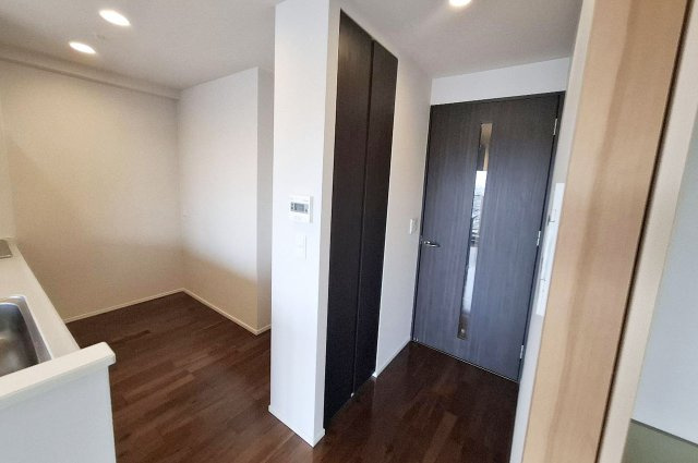 サンメゾン堺浅香駅前の収納|キッチン横に設置された便利な物入。パントリーとしてもご利用可能です。