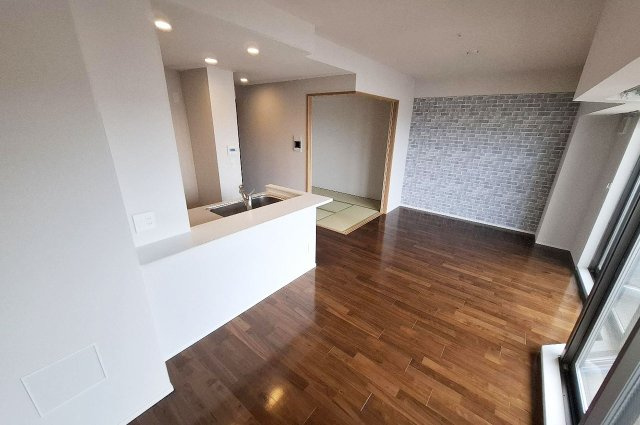 サンメゾン堺浅香駅前の居間・リビング|LDKと和室の続き間は、生活スタイルに合わせた柔軟な空間アレンジが可能です。