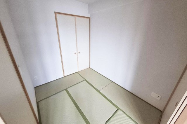 サンメゾン堺浅香駅前の和室|リビング横の和室。寝室や客間としても使える落ち着きのあるお部屋です。