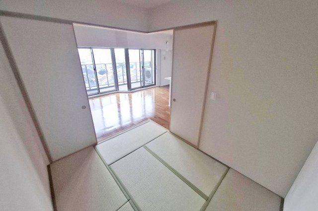 サンメゾン堺浅香駅前の和室|襖を開けてリビングと一体化できる和室は、お子様のお昼寝スペースとしてもご利用いただけます。