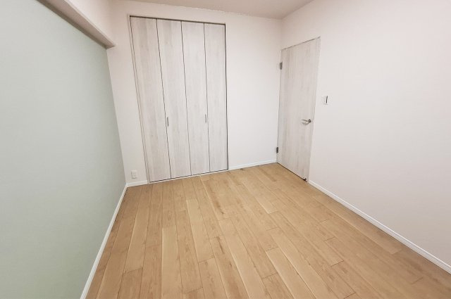 メゾンドール堺の洋室|洋室1：クロスやフローリングを貼替えるなどリフォーム済み。