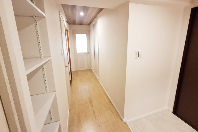 メゾンドール堺の内装|廊下：クロスやフローリングを貼替え済み。