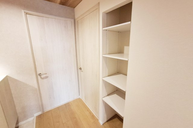 メゾンドール堺の収納|廊下の棚収納：可動棚を新調済み。
