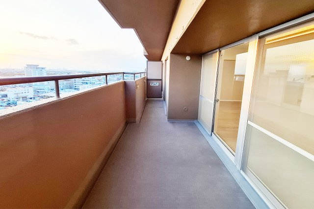 メゾンドール堺のバルコニー|バルコニー：14階部分の南西向きで、日当たり・眺望良好。