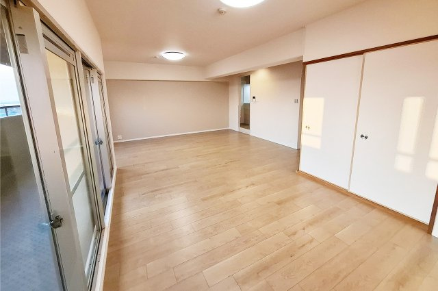 メゾンドール堺の居間・リビング|LDK：クロスやフローリングを貼替えるなどリフォーム済み。