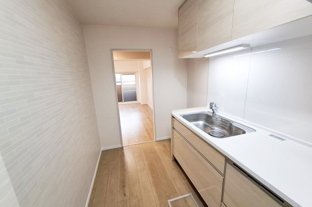 メゾンドール堺の内装|キッチン：白とベージュでまとめられた清潔感のある空間です。