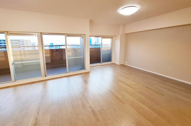 メゾンドール堺の居間・リビング|LDK：南西向きバルコニーに面した明るく開放的な空間。