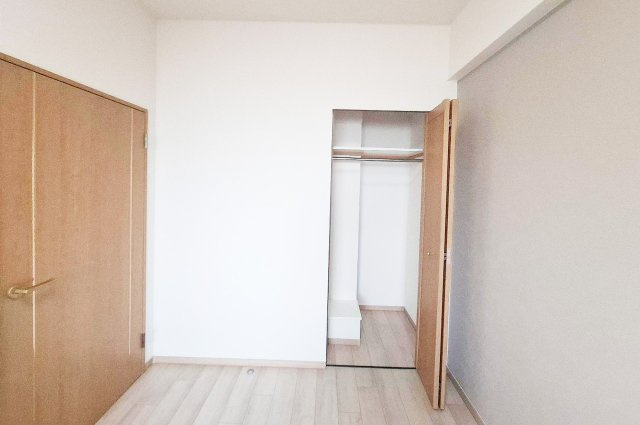 エスリード堺三国ヶ丘の収納|洋室：クローゼット付きで収納力あり。整理整頓しやすく居室をすっきり広く使えます。