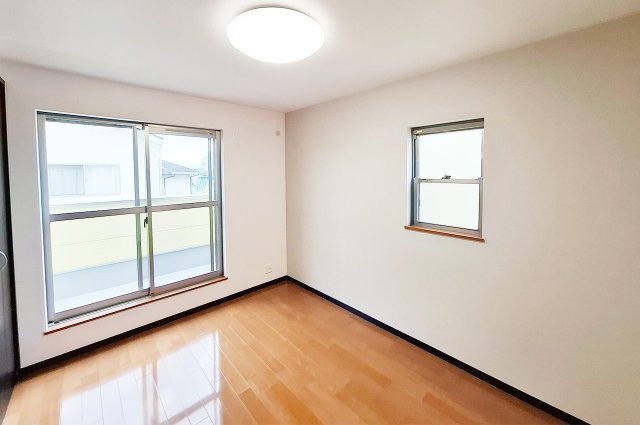 堺市中区東山の洋室|洋室3：南向きバルコニーに面した、明るく開放的な空間です。